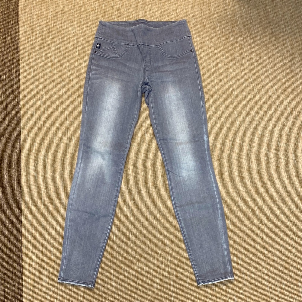 Like New Rock and Republic jeans. No button/zipper!